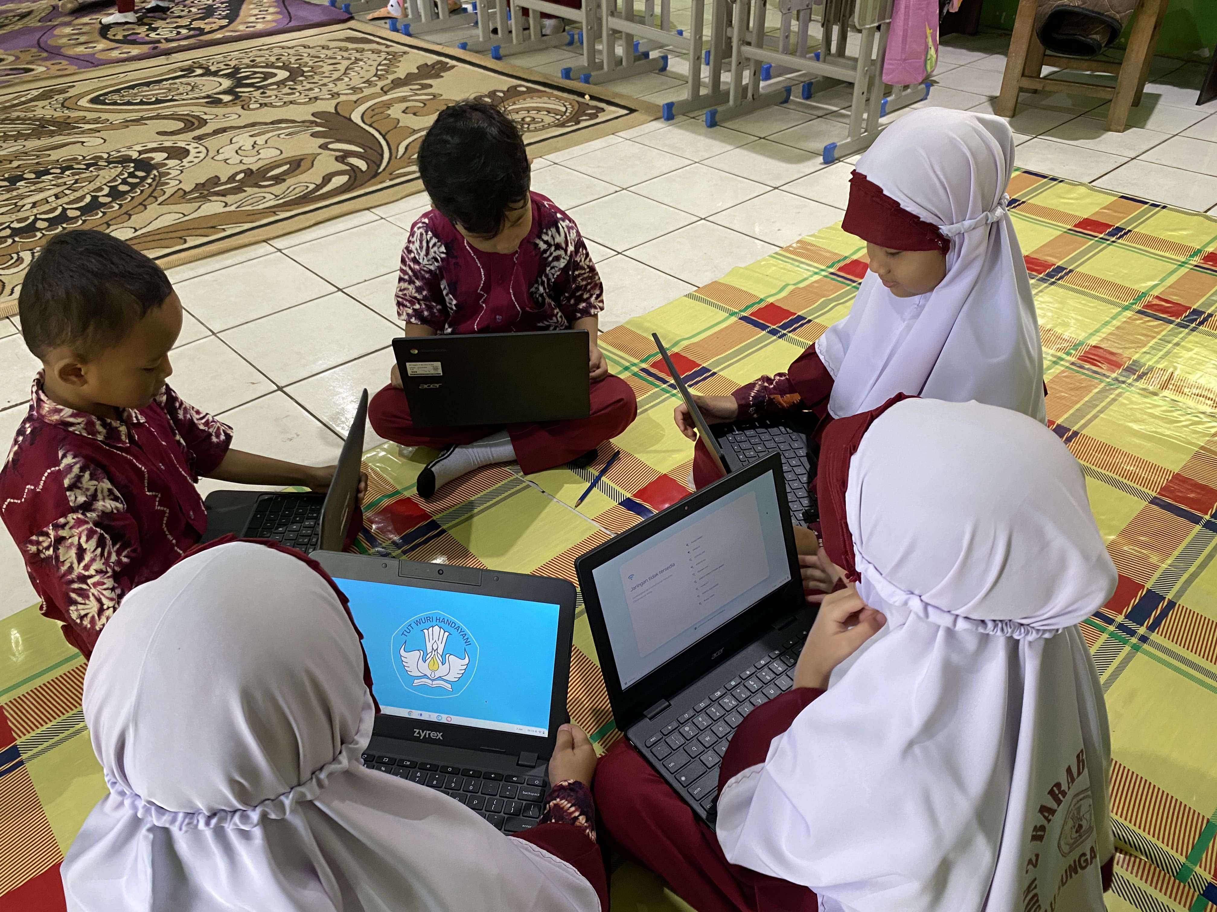 Proses pembelajaran dengan media Cromebook di kelas